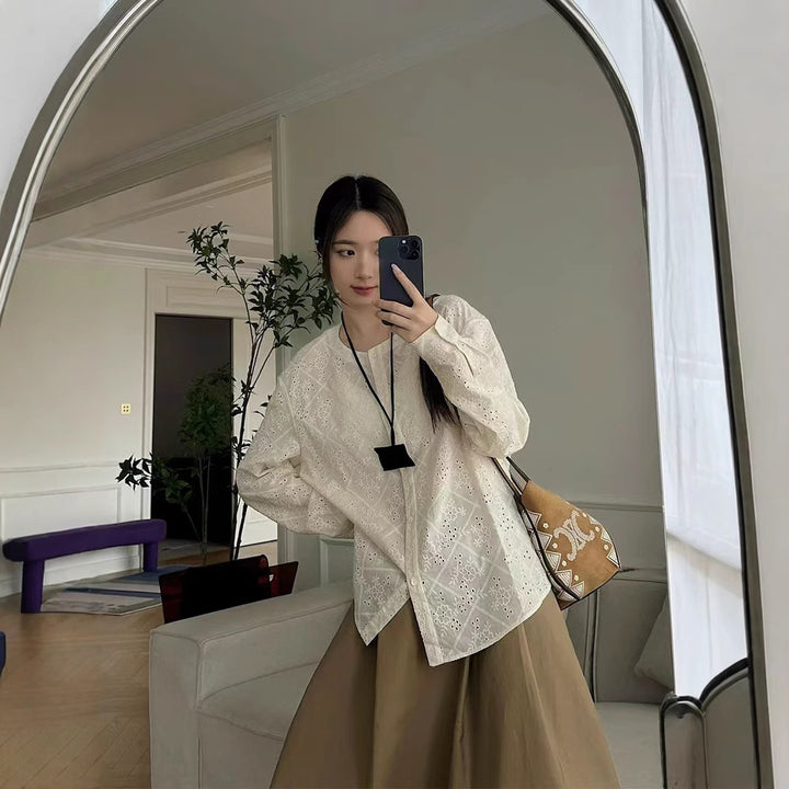 Dame Spids Bluse med fine Hulmønstre og elegante Puffærmer Stilla