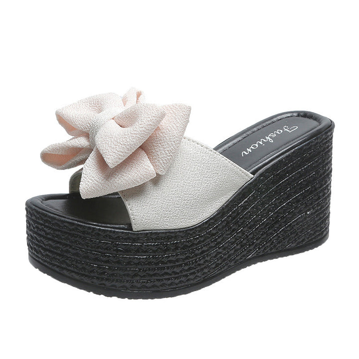 Dame Wedge-sandaletter med moderne bueapplikation Stilla