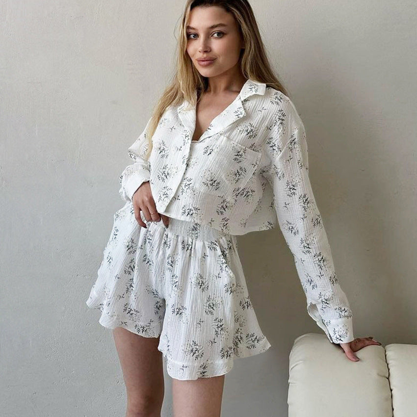 Dame sæt bestående af let cropped top og flydende shorts med blomsterdesign Stilla