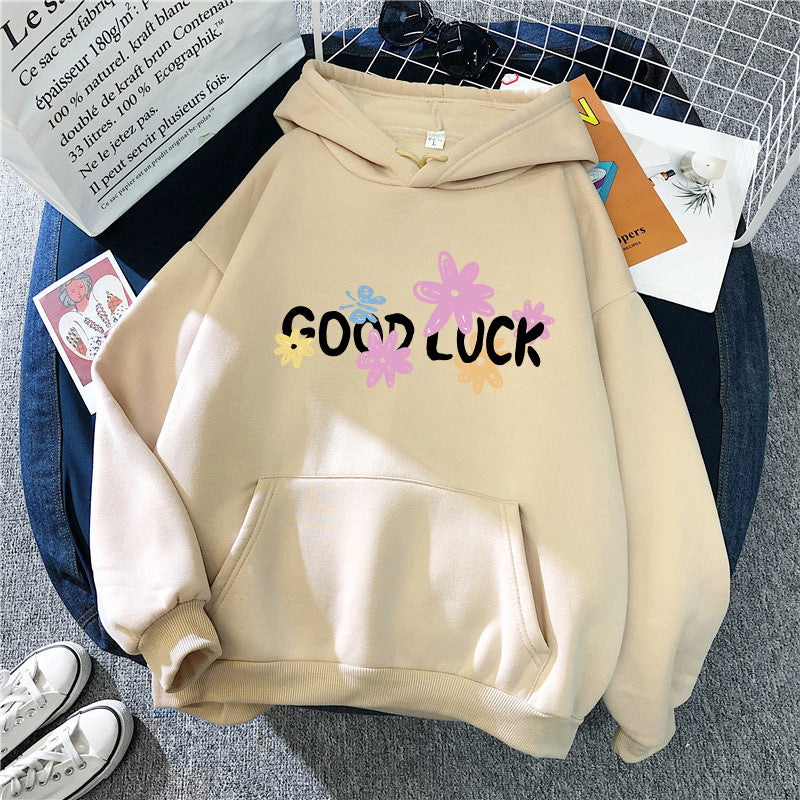 Dame hoodie med munter design og trykte bogstaver Skovae