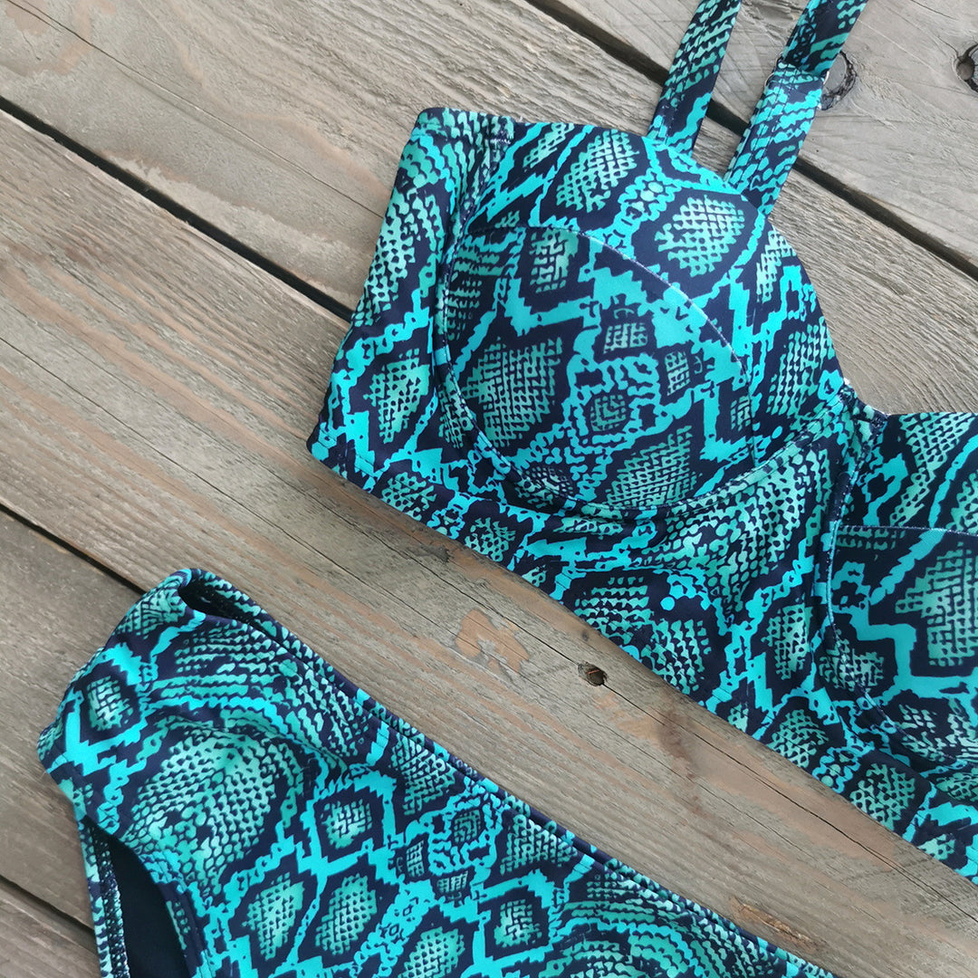 Dame Bikini-sæt med asymmetrisk overdel og blomstrede ruffle-detaljer Stilla