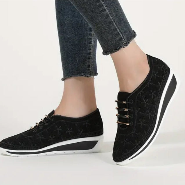 Dame Wedge Sneakers med elegant hulmønster og komfort-sål Stilla
