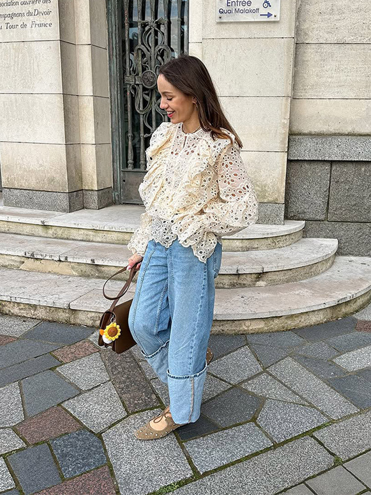 Damebluse med volangdetaljer og blomsterhæklede mønster Stilla