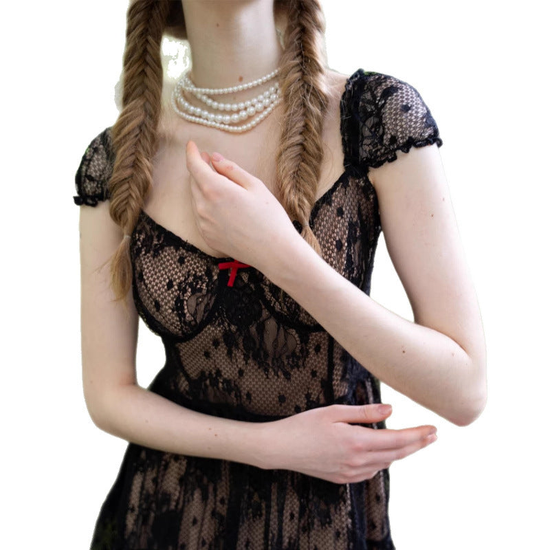Damen Spitzenkleid mit verspielten Rüschendetails und transparentem Design Skovae
