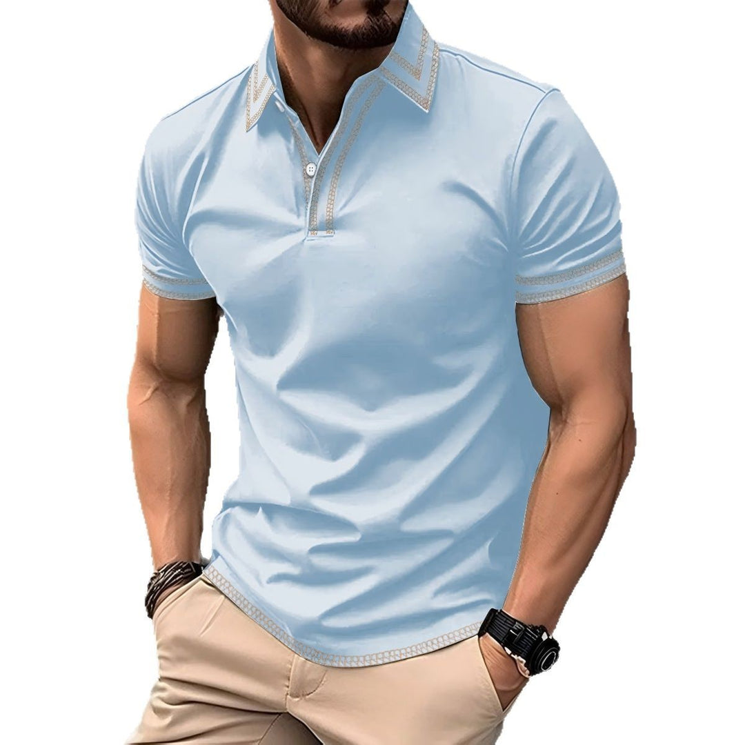 Stilfuld herre-polo med trendy broderidetaljer Stilla