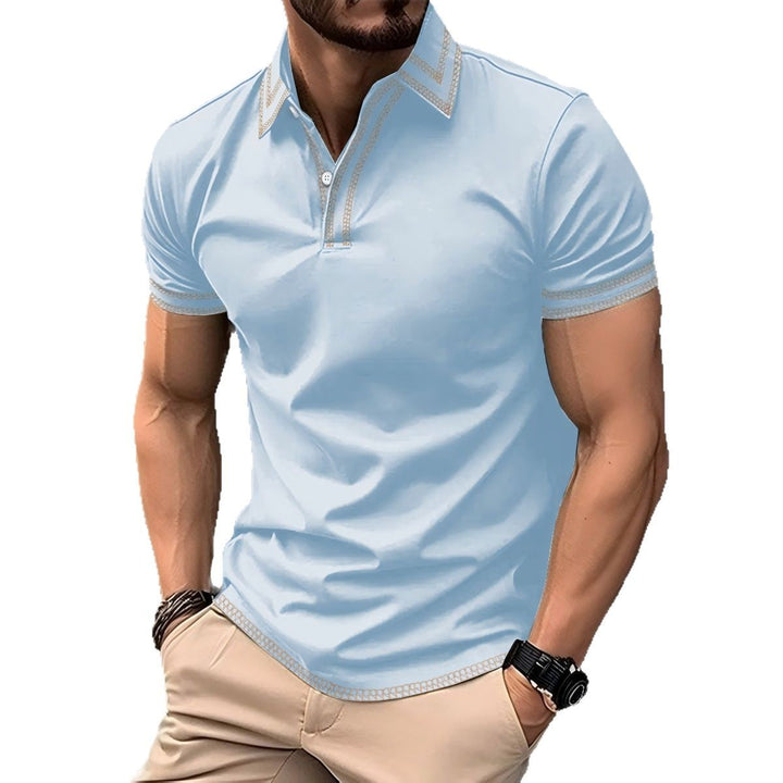 Stilfuld herre-polo med trendy broderidetaljer Stilla