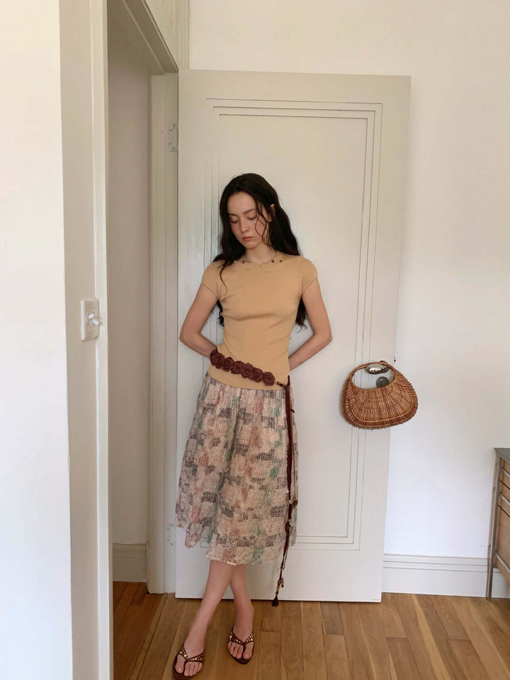 Dame kort top med farverig perledekor og ribbet design Stilla