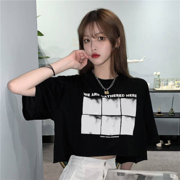 Kvindernes cropped T-shirt med kreativ grafisk print og afslappet pasform