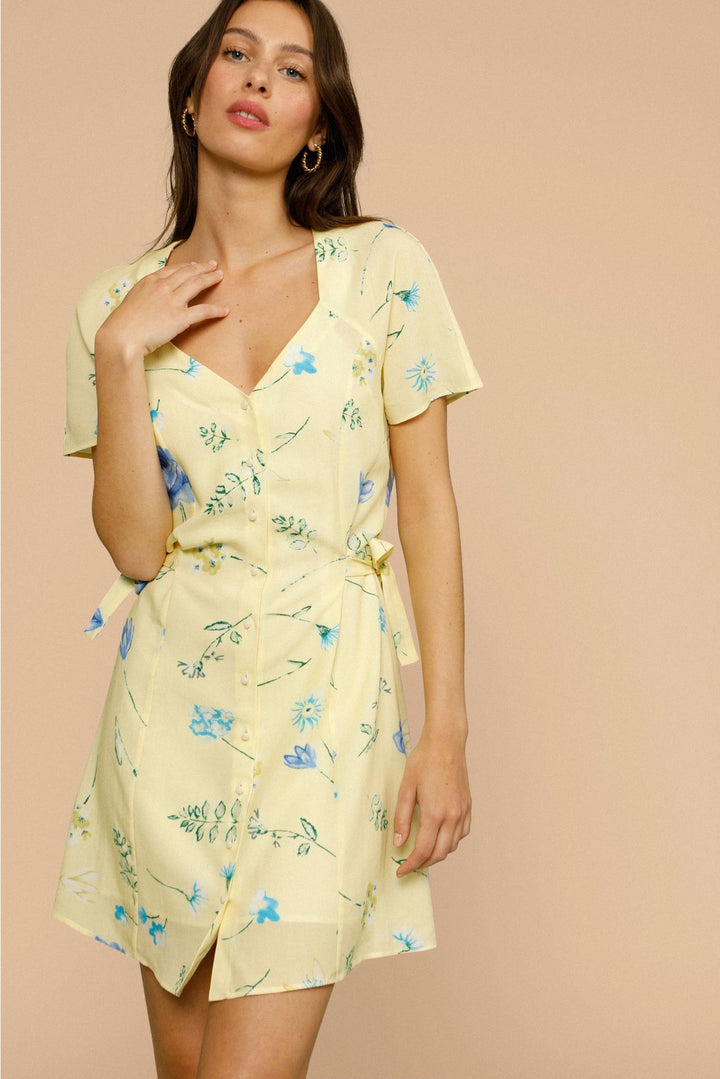 Dame kortærmet kjole med elegant blomsterdesign og feminint bånd Stilla