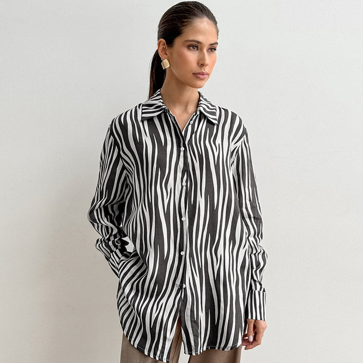 Damebluse med zebra-print og moderne snit Stilla