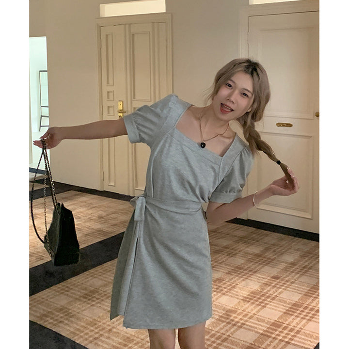 Dame afslappet vikkelkjole med smart firkantet udskæring og flæsedetailjer Stilla