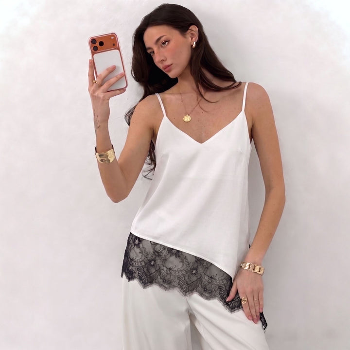 Dame spids-top med elegant V-udskæring og delikat rynkning Skovae