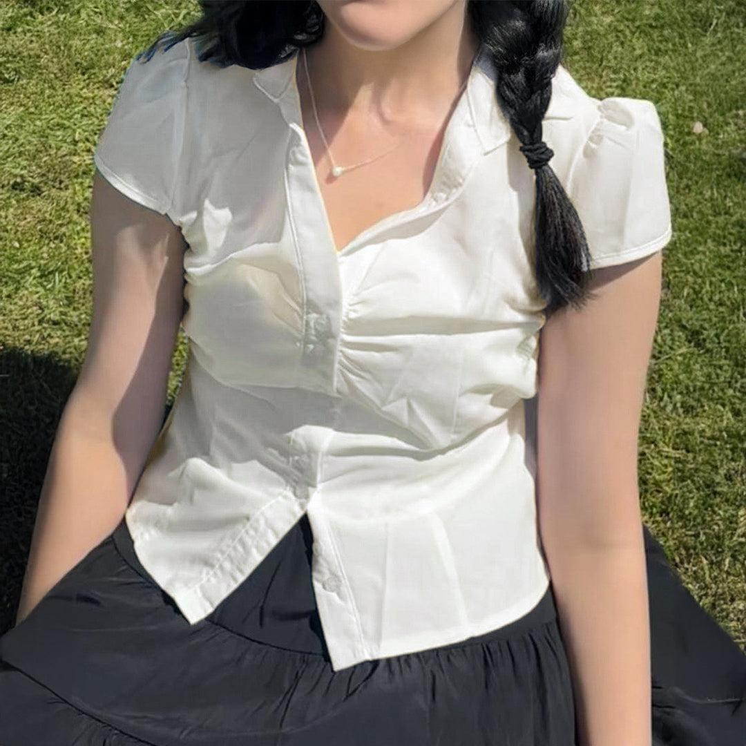Dame kortærmet bluse med elegante flæser og fin knaplukning Stilla