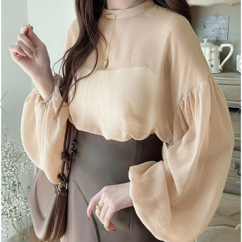 Kvinders elegante bluse med volumniøse ærmer og tidløs rund hals Stilla