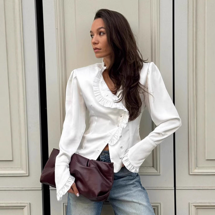 Damebluse med voluminøse flæser og elegant krave Stilla