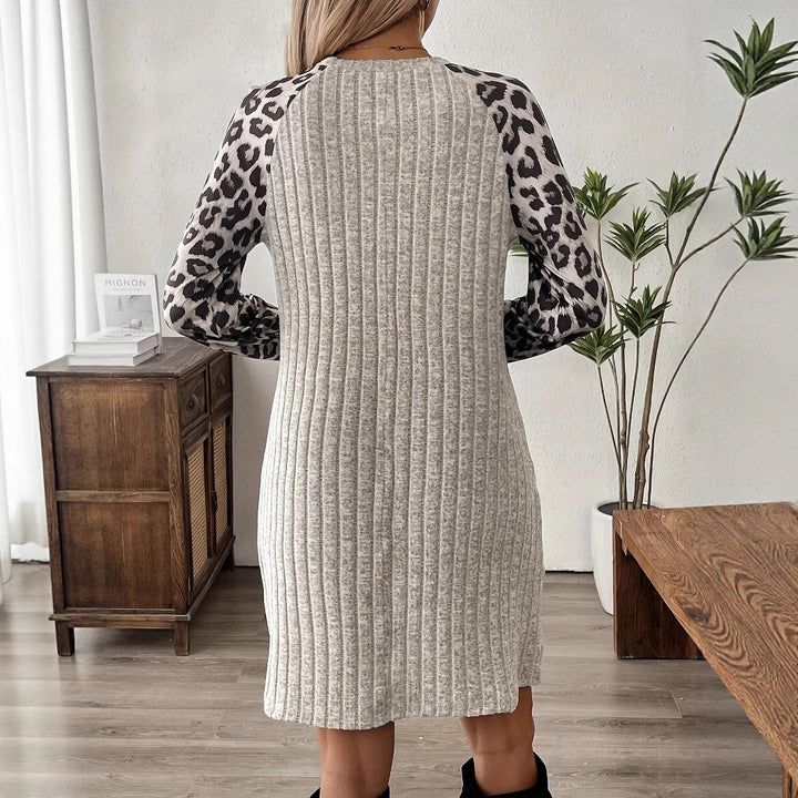 Dame Sweatkjole med moderne dyremønsterærmer og ribbet design Stilla