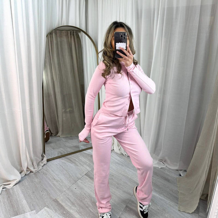 Kvindernes hyggelige strik jumpsuit med knapdetaljer og elegant design Skovae