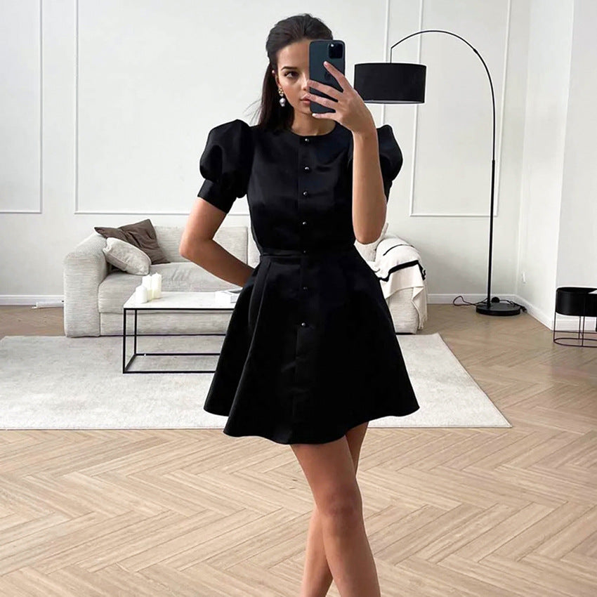 Dame Minikjole med voluminøse puffærmer og elegant knapdesign Stilla