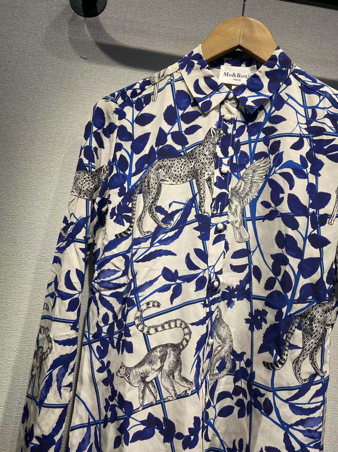 Dame skjorte med kreativt dyre- og plante mønster Stilla