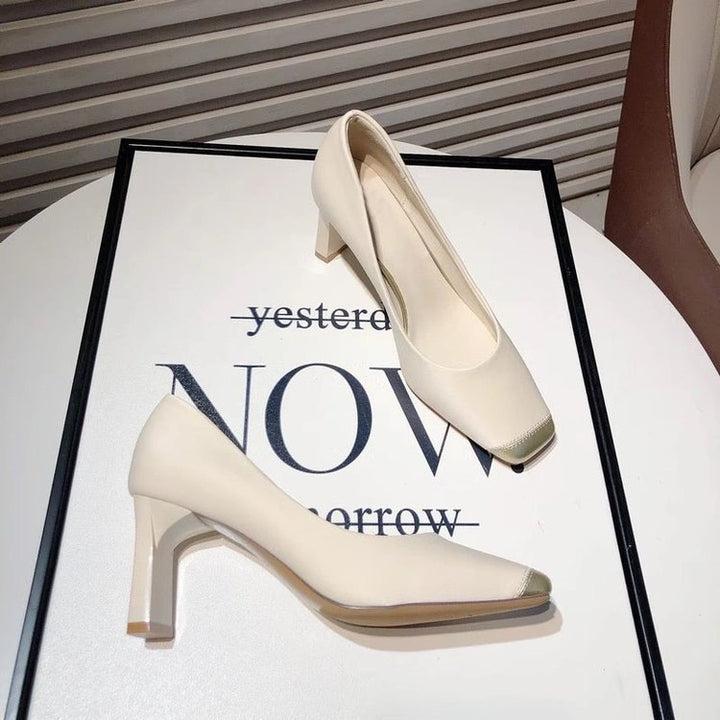 Dame Elegant og behagelige pumps med gyldne akcentdekorationer Stilla