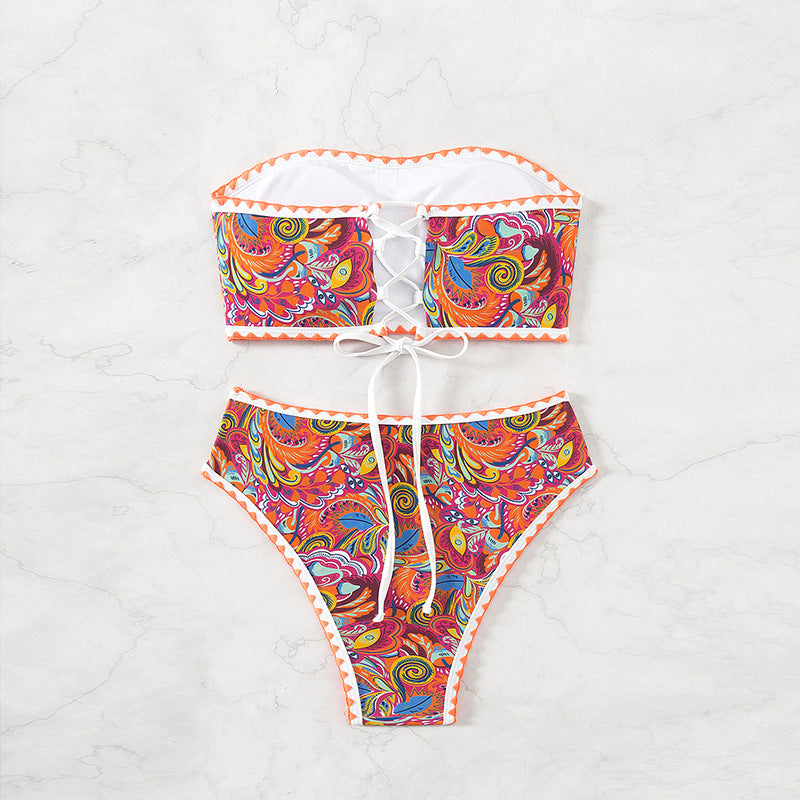 Dame Bandeau-bikini med farverigt psykedelisk design og elegante flæser Skovae