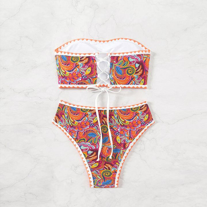 Dame Bandeau-bikini med farverigt psykedelisk design og elegante flæser Skovae