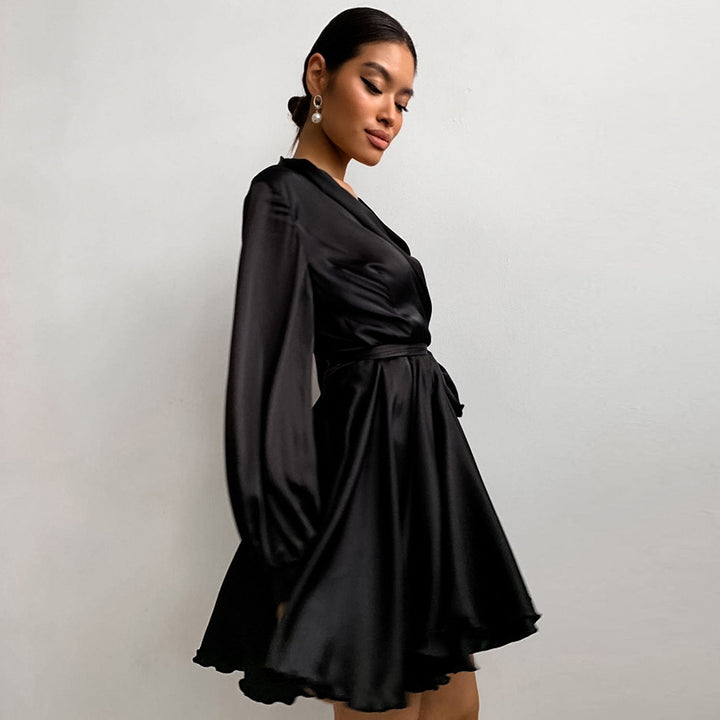 Dame wrapped dress i skinnende satin med voluminøse ærmer og svajende kant Stilla