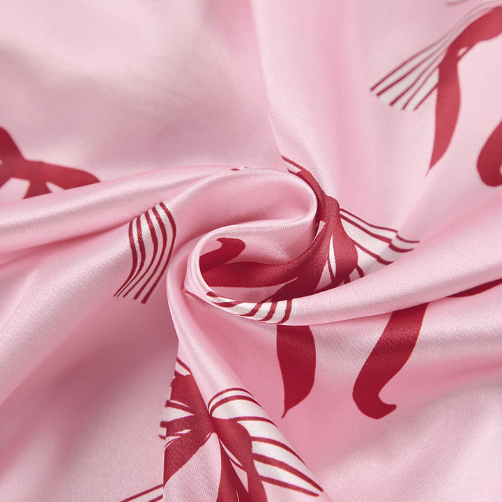Dame pyjamasæt med muntert båndmønster og elegante knapdetaljer Stilla
