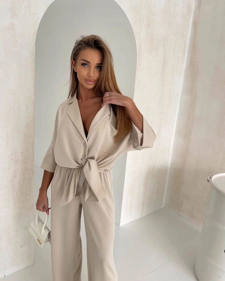 Kvinders afslappede jumpsuit med bælte og bredskårede ben