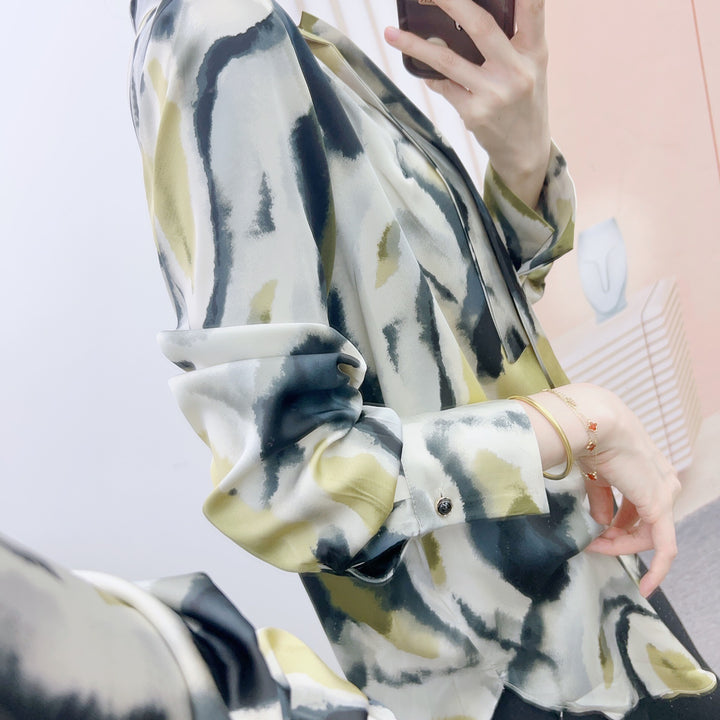 Damebluse med kreativt farvemønster og elegant højkraveforarbejdning Stilla