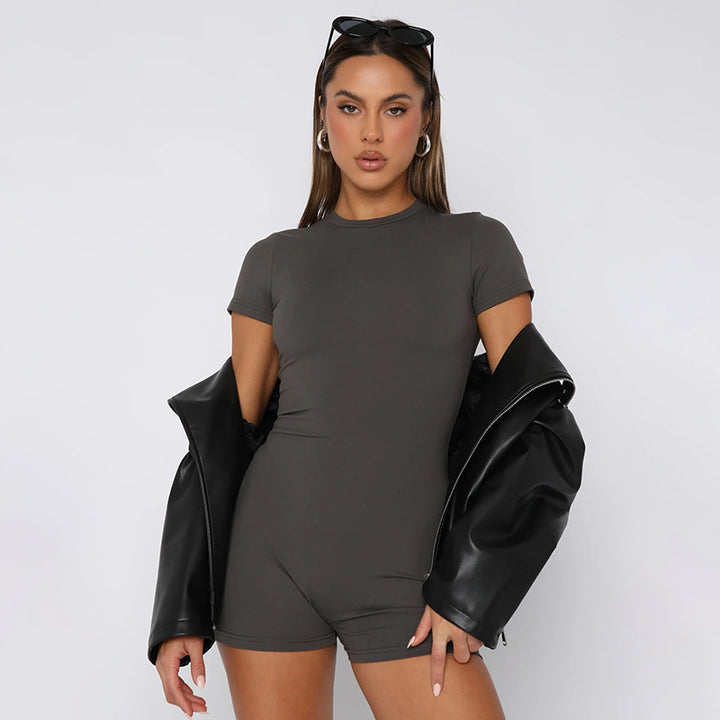 Dame figurtilpasset kort jumpsuit med T-shirtærmer Skovae