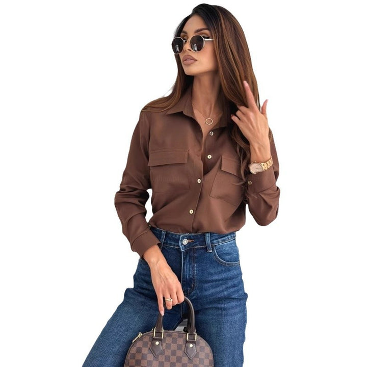 Kvinders bluse med knapbare brystlommer og elegant pasform Stilla