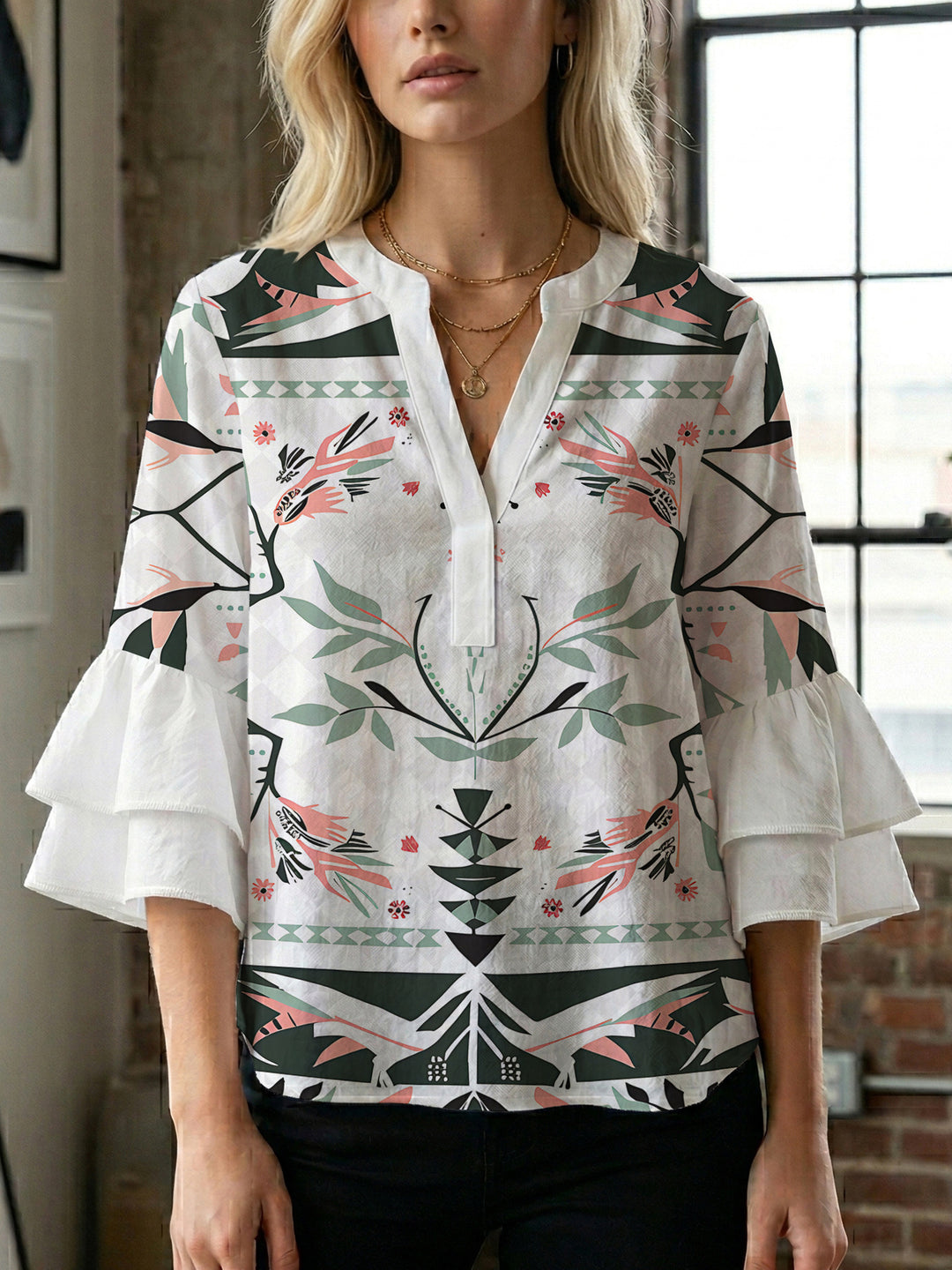 Dame afslappet bluse med flæseærmer og botanisk print Skovae