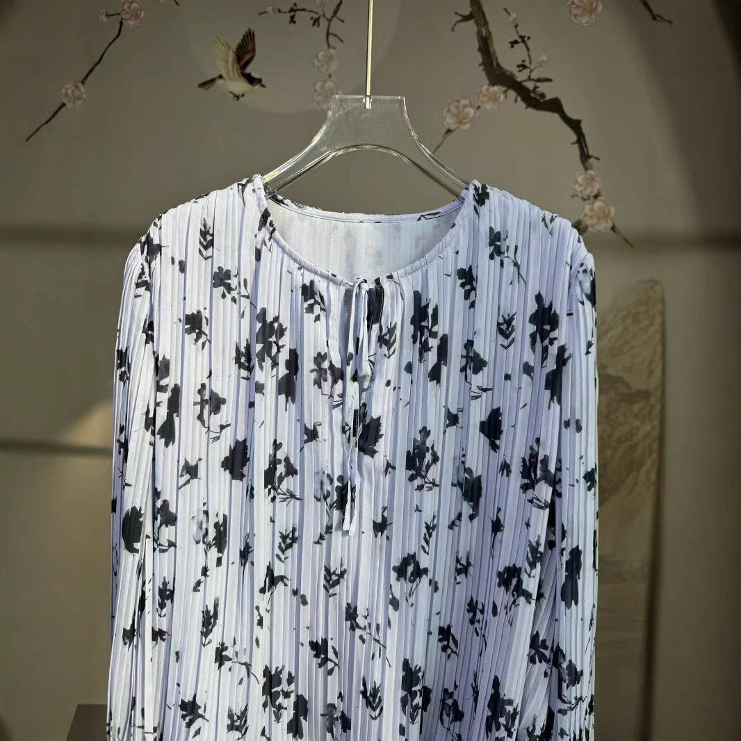 Damebluse med raffinerede folder og blomstret design Stilla