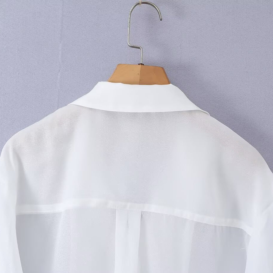 Damebluse i luftig mikrofiber med elegant krave og knaplukning Skovae