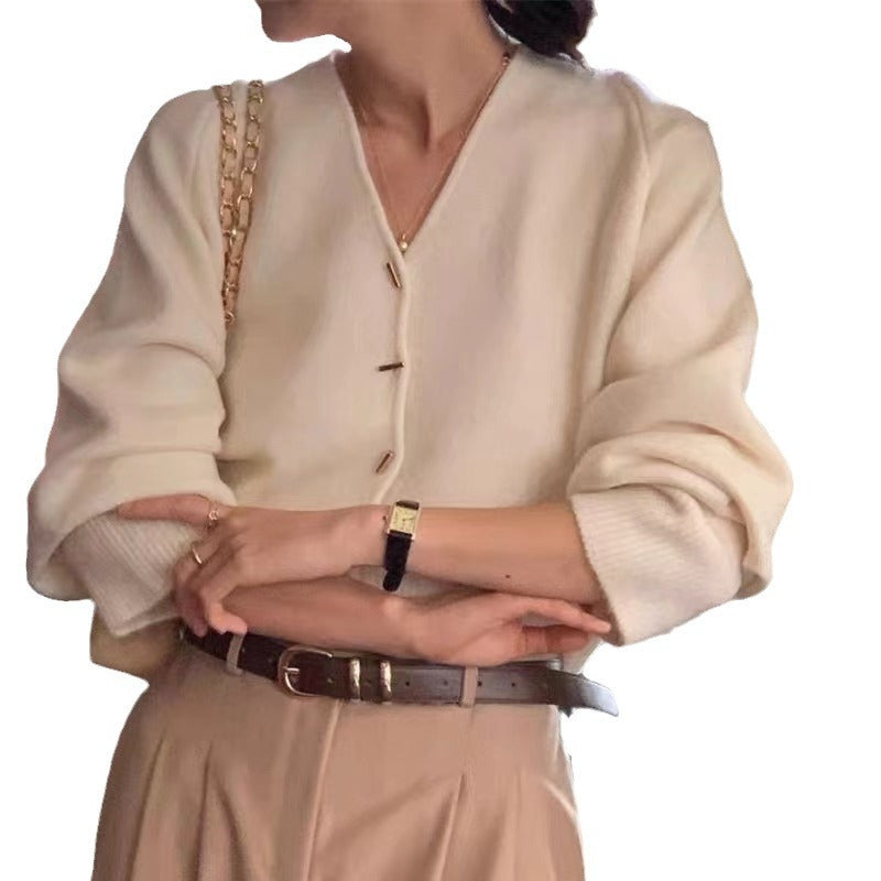 Kvinders cardigan med dyb V-hals og elegante knapper Stilla
