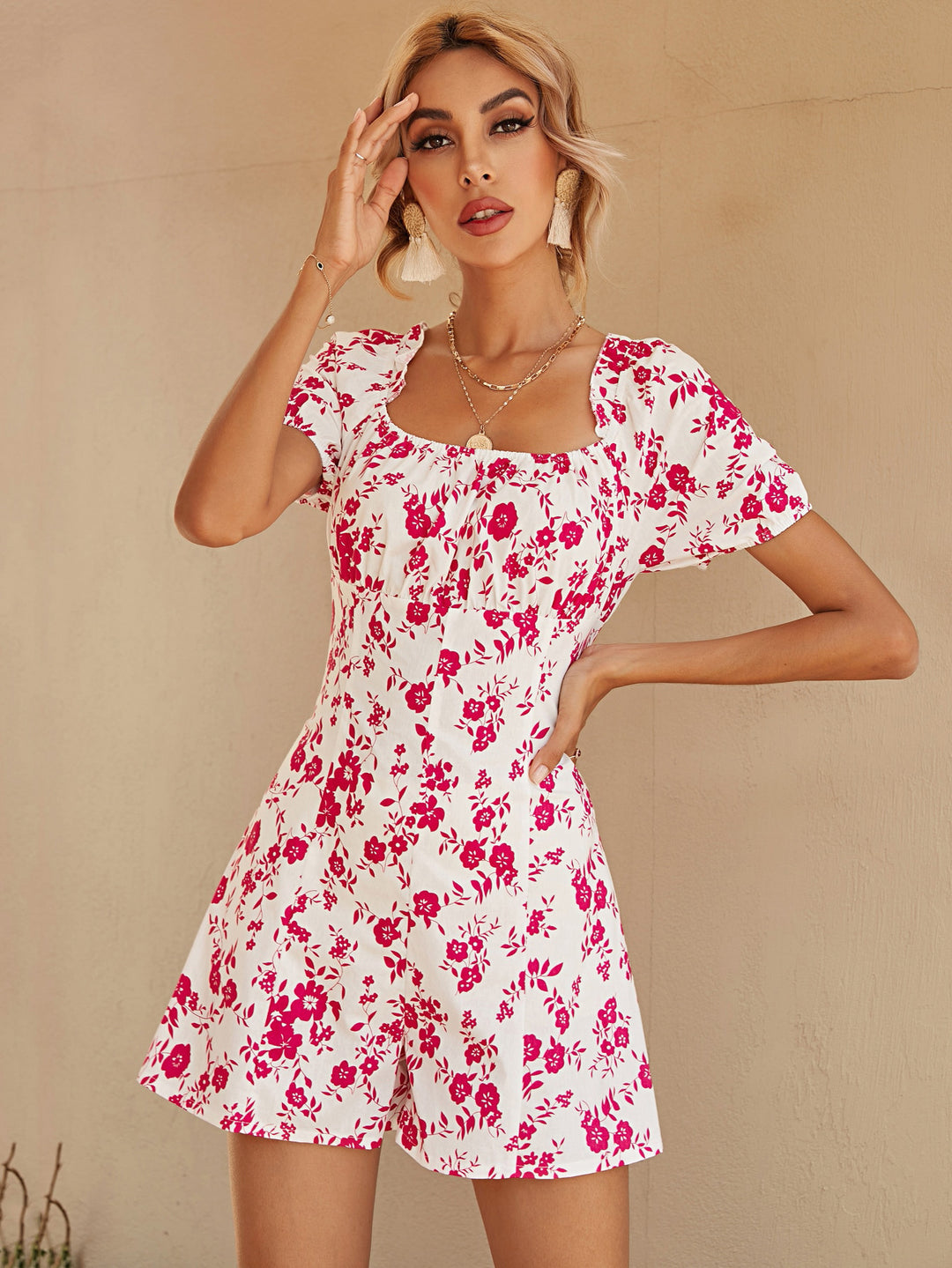 Dame Playsuit med blomsterdesign og feminine pufærmer Stilla