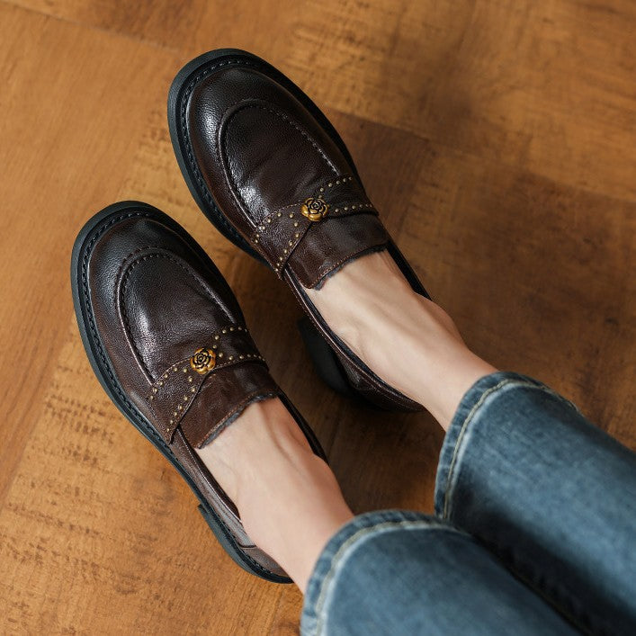Dame elegante loafers med modige nitteraccenter og kvalitetslæder Stilla