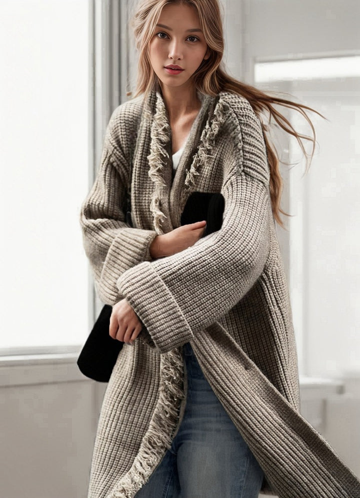 Kvinders chunky strik cardigan med frynse detaljer og stor knap pynt.