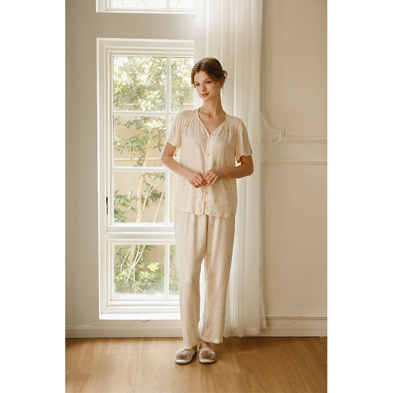 Dame pyjamasæt med elegant blomstret design og gennemgående knaplukning Stilla
