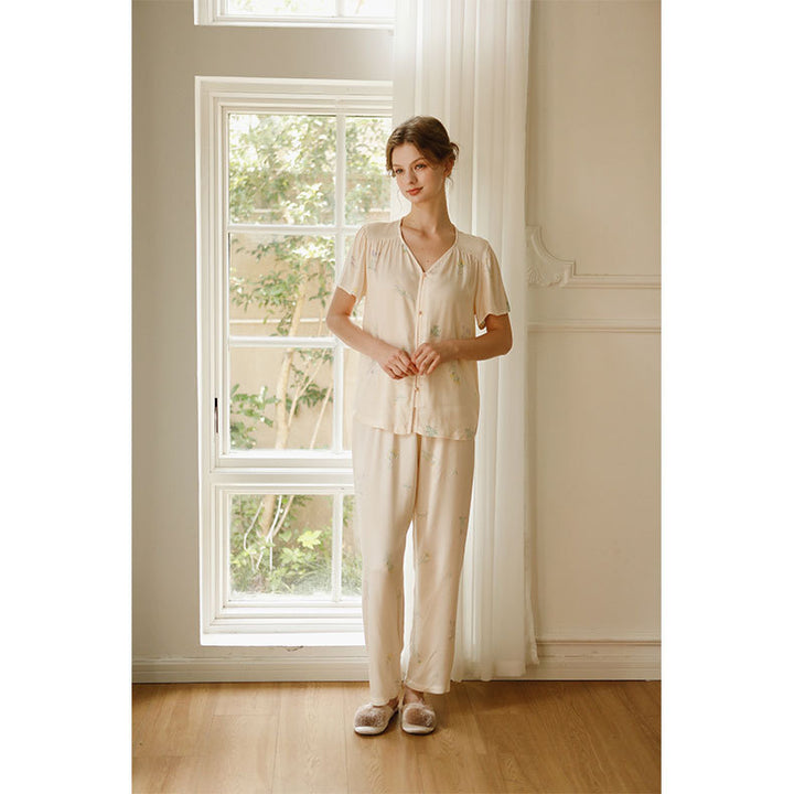 Dame pyjamasæt med elegant blomstret design og gennemgående knaplukning Stilla