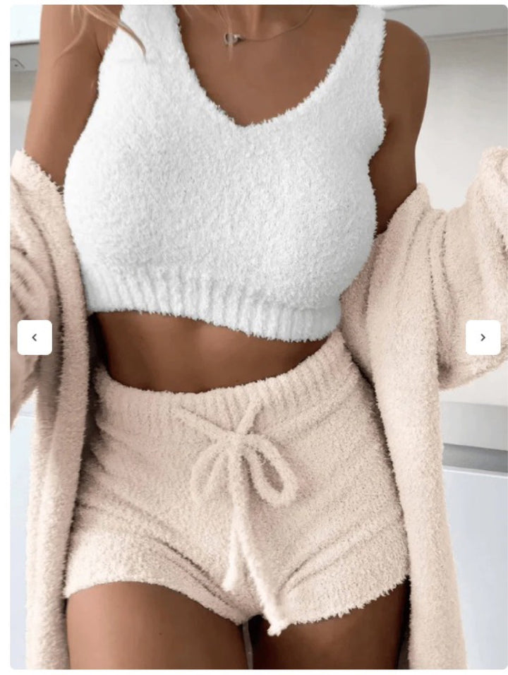 Dame hyggeligt lounge-outfit med V-hals og shorts Stilla