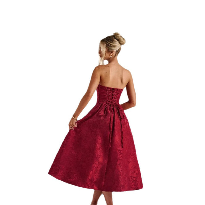 Damer cocktailkjole med elegant bustier top og flagrende nederdel