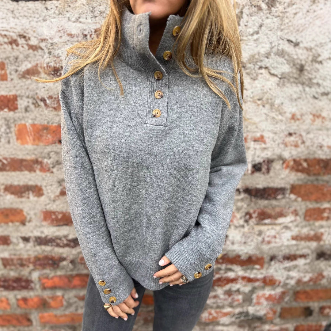 Kvinders hyggelige sweater med høj krave og dekorative knapdetaljer Stilla