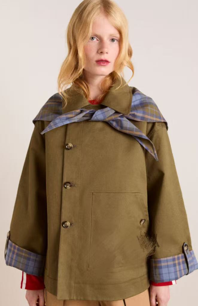 Kvinders fashionable trenchcoat med karakteristisk krave og praktiske lommer Stilla