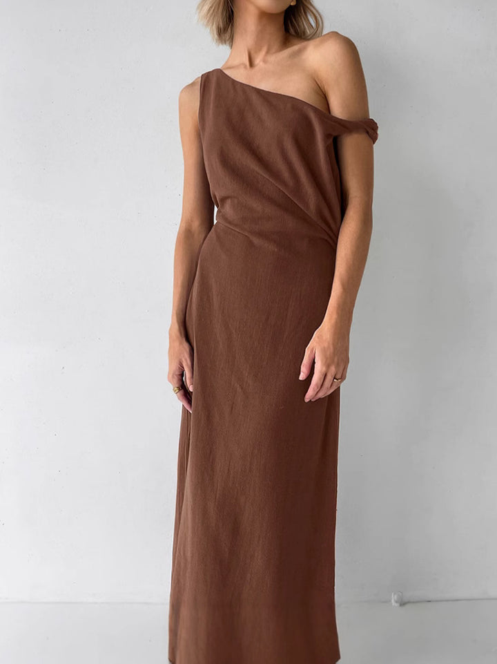 Dame maxikjole med asymmetrisk snit og elegant draperingsdesign Stilla