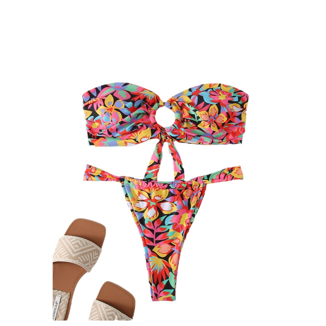 Dame bandeau-bikini med blomstret design og moderne cut-out Stilla