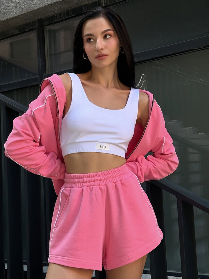 Kvinders sporty sæt lavet af blødt bomuldsstof med cropped top og shorts Skovae