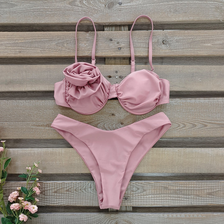 Dame bikini-sæt med romantiske flæsedetaljer og høj kvalitet pasform Stilla