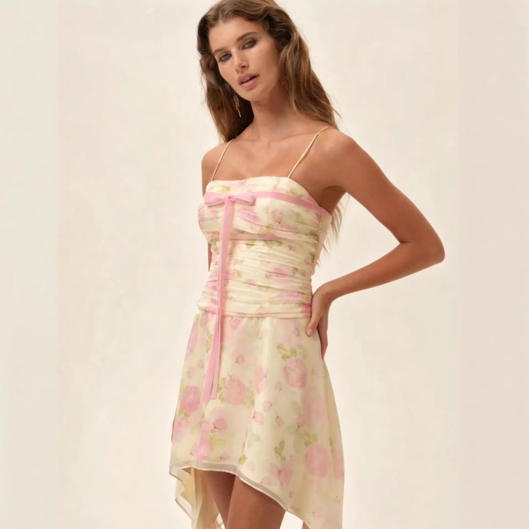 Dame mini kjole med blomsterprint, asymmetrisk kant og elegant samle